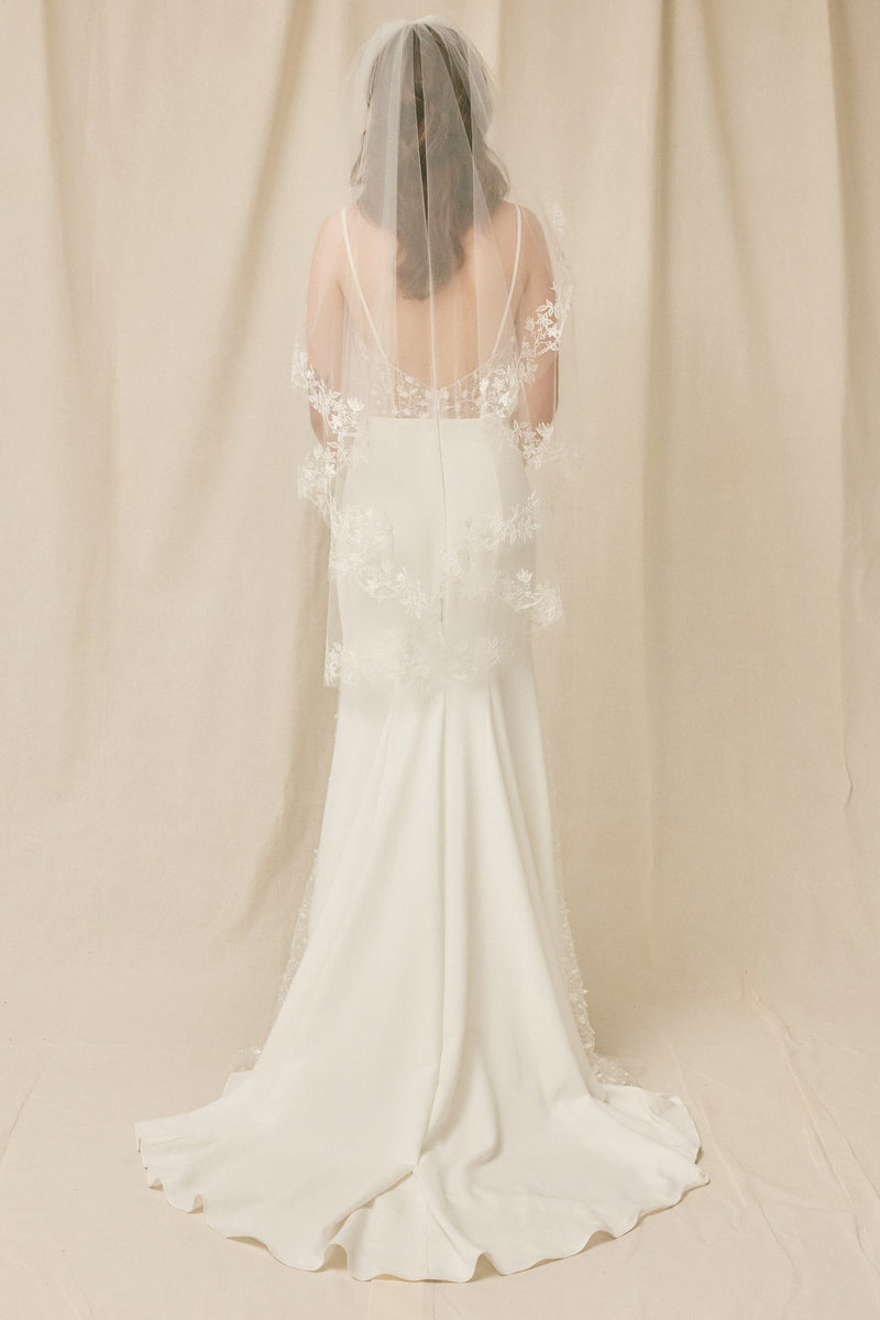 http://lovenotebride.com/cdn/shop/products/Veil-B-1_1200x1200.jpg?v=1661426195