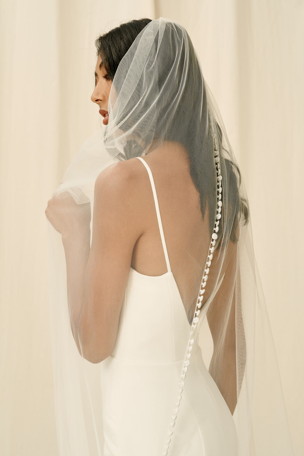Bridal veil with buttons
